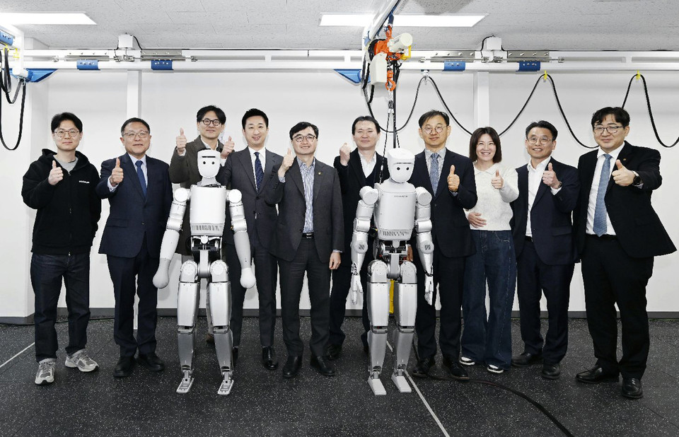 임기근 기획예산처 장관직무대리 차관이 휴머노이드 로봇 개발 기업 ㈜로브로스를 방문, 현장을 시찰하고 임직원들과 기념 촬영 모습(사진:예산처)