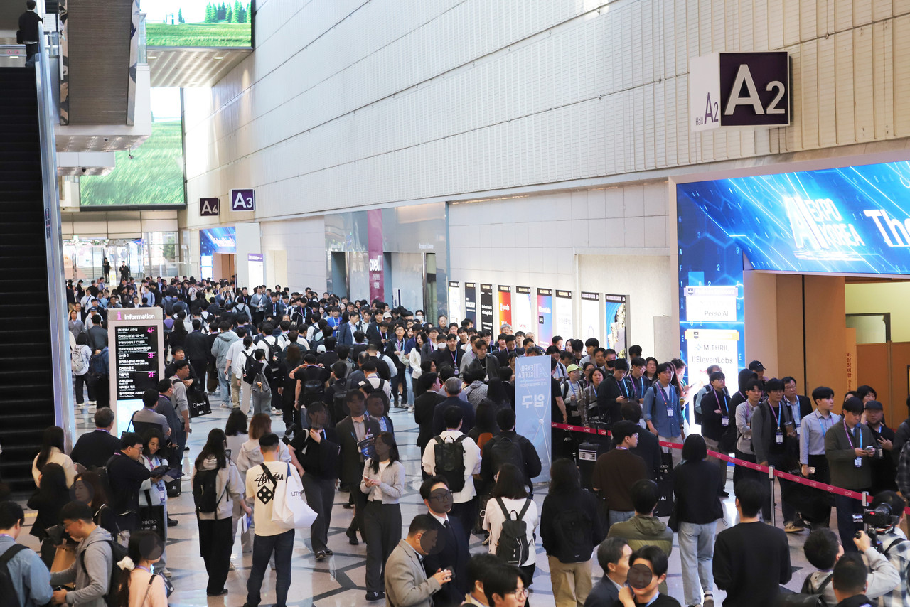AI EXPO KOREA 2026 참관객 서쪽 로비 전경(사진:본지)