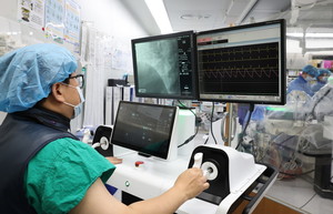 서울아산병원, ‘피지컬 AI’ 국산 1호 심혈관 중재술 로봇 본격 임상 투입...1mm 정밀 제어 기술로 협심증 치료