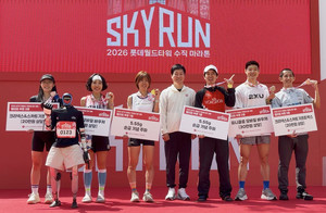 롯데이노베이트, ‘2026 롯데월드타워 스카이런’서 휴머노이드 로봇 ‘로이’ 투입… ‘피지컬 AI’ 현장 검증