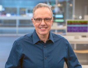 애플, AI·반도체 경쟁력 강화…실리콘 설계 핵심, ‘조니 스루지’ 최고 하드웨어 책임자 선임