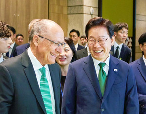 이 대통령, 브라질 경제협력 '속도전' 선언...AI·희토류·우주항공·K-뷰... - 뉴스 썸네일 이미지